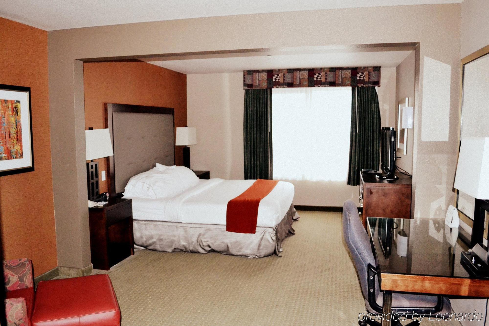 Express & West By Ihg Hotel 2*
